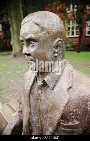 Manchester, Regno Unito - Statua di Alan Turing computer scienziato, matematico e codice interruttore in Sackville giardini dallo scultore Glyn Hughes Foto Stock