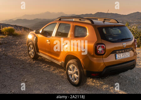 Montenegro, Nazionale Lovcen Park-September 2019: presentazione del popolare in Europa SUV Dacia Duster (Gruppo Renault) nel paesaggio di montagna w Foto Stock