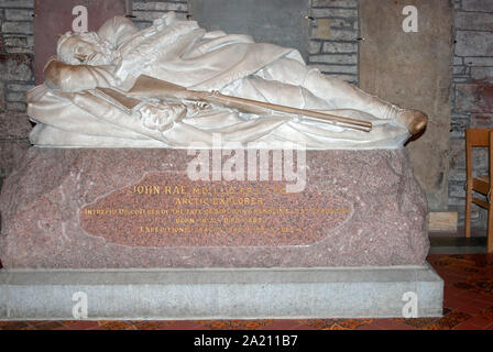 Memoriale al medico John Rae Arctic Explorer St Magnus Cathedral Kirkwall terraferma le isole Orkney Scotland Regno Unito marmo bianco figura sculptu Foto Stock