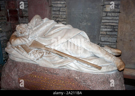 Memoriale al medico John Rae Arctic Explorer St Magnus Cathedral Kirkwall terraferma le isole Orkney Scotland Regno Unito marmo bianco figura sculptu Foto Stock