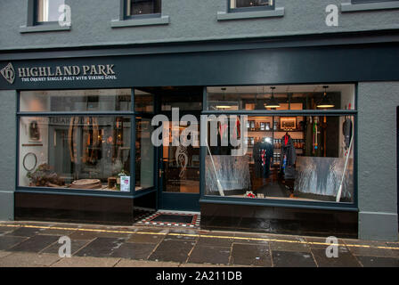 La Highland Park Scottish Malt Whisky Shop Albert Street Kirkwall terraferma Scotland Regno Unito vista esterna dipinta di nero a doppia facciata di retail Foto Stock