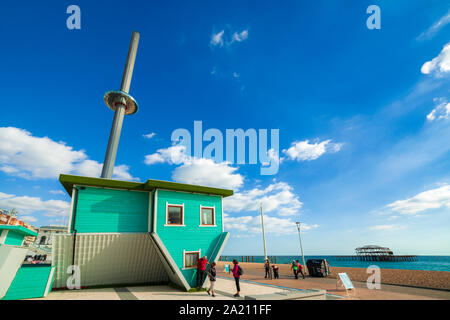 Upside Down House arte di installazione Brighton Seafront. Foto Stock