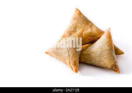 Samsa o samosas con carne e verdure isolati su sfondo bianco. Tradizionale cibo indiano. Spazio di copia Foto Stock