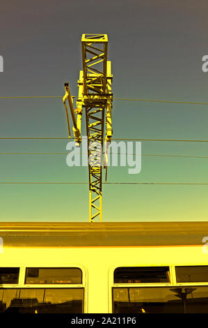 Overhead sul gantry elettrificata linea ferroviaria Foto Stock