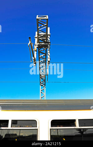 Overhead sul gantry elettrificata linea ferroviaria Foto Stock