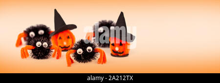 Artigianato Halloween home decorazioni e ornamenti, teste di strega arancione su sfondo panoramico Foto Stock