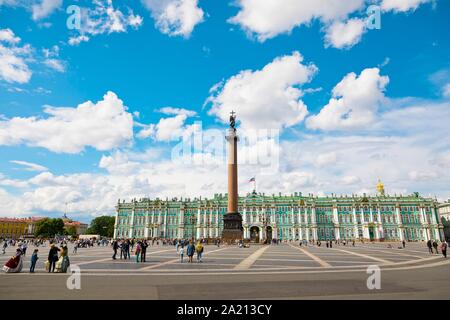 San Pietroburgo, Russia - Luglio 8, 2019: Hermitage Museum, Palazzo d'inverno e Alexander colonna nella parte anteriore sulla Piazza del Palazzo Foto Stock