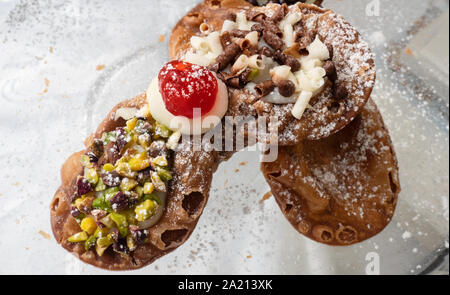 Deliziosi dolci siciliani ottenuto dal latte di pecora con ricotta e pistacchio tritato Foto Stock