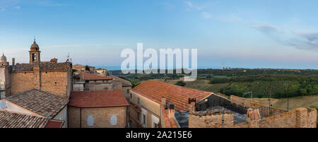 Vista su Lapedona, le March, Italia, verso il mare Adriatico Foto Stock