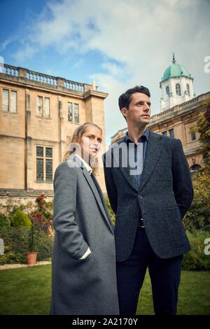 MATTHEW GOODE e TERESA PALMER in una SCOPERTA DI STREGHE (2018), diretto da JUAN CARLOS MEDINA e FARREN BLACKBURN. Credito: AMC / Album Foto Stock