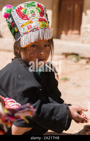 Ragazza giovane di età compresa tra 4 e 6 in corrispondenza di un evento turistico nel villaggio indigeno di Puka Puka vicino a Tarabuco, Quechuan persone, Sucre, Bolivia, America Latina Foto Stock