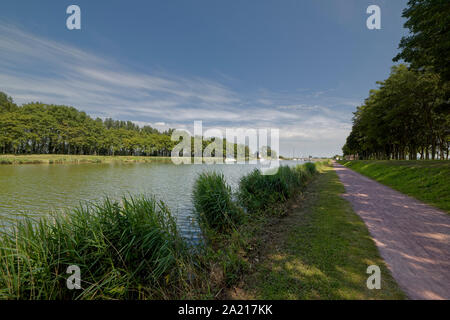 Carentan canal che conduce alla marina, Normandia, Francia Foto Stock