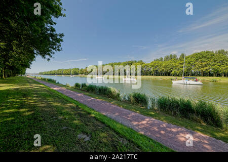 Carentan canal che conduce alla marina, Normandia, Francia Foto Stock