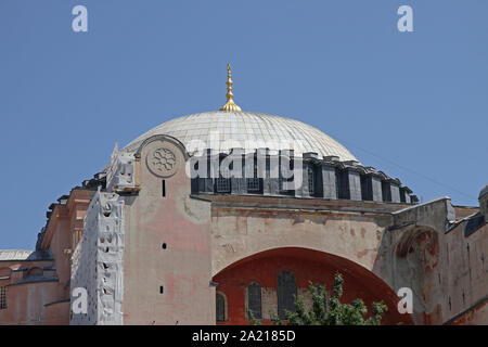 Close-up di centrale tetto a cupola di Ayasofya AKA Museo Hagia Sophia, Fatih, Istanbul, Turchia. Foto Stock