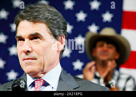 Il governatore del Texas e candidato presidenziale Rick Perry (R-Tx) detiene un municipio incontro a Derry in New Hampshire. Foto Stock