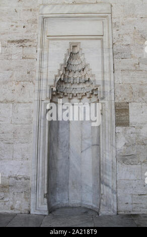 La parete di nicchia, (Mihrab/Qibla parete) della moschea blu che mostra la direzione in cui sono gli adoratori di affrontare quando pregando, rivolto verso la Mecca, mostra la direzione di Mecca/Makkah/Kaaba. Foto Stock