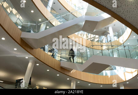 Liverpool Central Library, Liverpool, Regno Unito - sovrapposizione di scale in vetro e acciaio, una straordinaria architettura moderna dietro una facciata classica Foto Stock