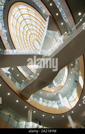 Liverpool Central Library, Liverpool, UK; 25 marzo 2019 - sovrapposizione di scale in vetro e acciaio, una straordinaria architettura moderna dietro una classica Foto Stock