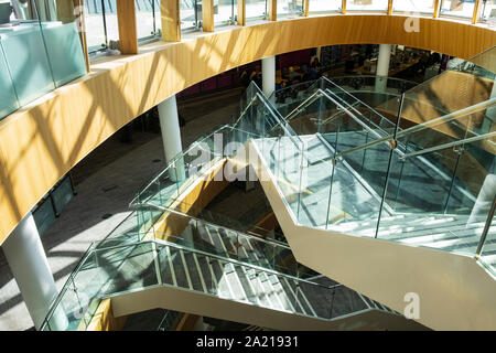 Liverpool Central Library, Liverpool, Regno Unito - sovrapposizione di scale in vetro e acciaio, una straordinaria architettura moderna dietro una facciata classica Foto Stock