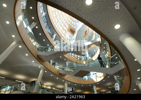 Liverpool Central Library, Liverpool, Regno Unito - sovrapposizione di scale in vetro e acciaio, una straordinaria architettura moderna dietro una facciata classica Foto Stock