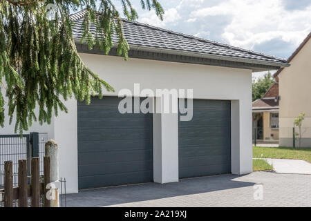 Moderno e lussuoso doppio garage su un edificio residenziale Foto Stock