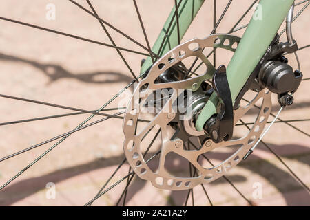 Moderni freni a disco su una bicicletta da strada come un efficace sistema di freno Foto Stock