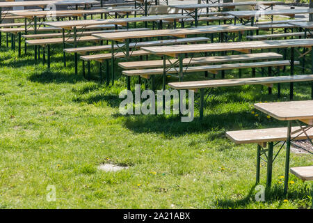 Svuotare birreria con giardino della birra i raccordi al sole Foto Stock
