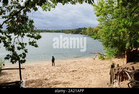 Berlino, Germania. Il 30 settembre, 2019. Un uomo in piedi con le nuvole scure al Lago di Tegel Credito: Annette Riedl/dpa/Alamy Live News Foto Stock