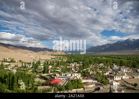 Vista a valle di Indus dal monastero di Thiksey in Ladakh, India Foto Stock