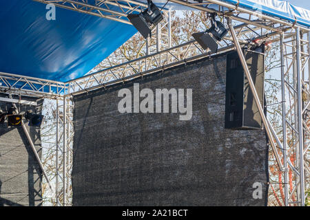 Fase costruzione con travi reticolari, altoparlanti e illuminazione del palcoscenico Foto Stock