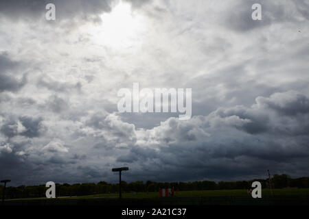 Berlino, Germania. Il 30 settembre, 2019. Il sole splende attraverso una copertura nuvolosa denso. Credito: Paolo Zinken/dpa/Alamy Live News Foto Stock