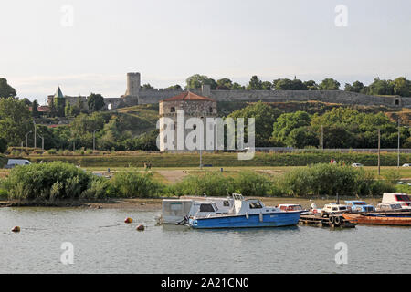 Vista del porto e le barche da pesca con rocche sul Parco Kalamegdan in background dalla confluenza del fiume Sava e fiumi Danubio. Foto Stock