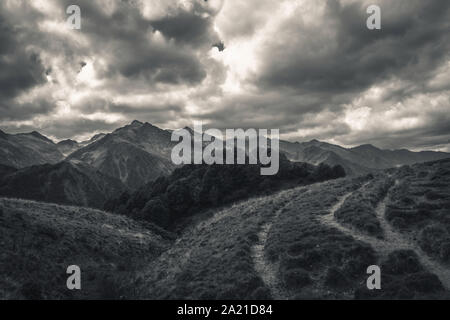 Misteriosa montagna nera con drammatica cielo molto nuvoloso Foto Stock