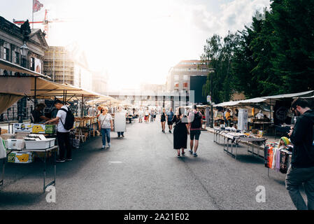 Berlino, Germania - 27 Luglio 2019: la gente sul mercato delle pulci nel distretto Mitte di Berlino con sun flare su sfondo Foto Stock