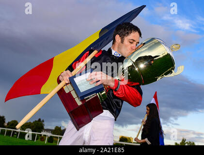 Praga, Repubblica Ceca. 28 Sep, 2019. Dodici fantini provenienti da dieci paesi hanno preso posto nella Leram Jockey europea Cup, all'Arena Chuchle Praga Repubblica Ceca, Settembre 28, 2019. Il suo più grande stella è stato uno dei migliori del mondo fantini, nativo belga Christophe Soumillon, raffigurato, che ha anche vinto la classifica finale e la coppa per il vincitore. Adrie olandese De Vries al secondo posto e Eduardo Pedroza da Panama è stato il terzo. Credito: Roman Vondrous/CTK foto/Alamy Live News Foto Stock