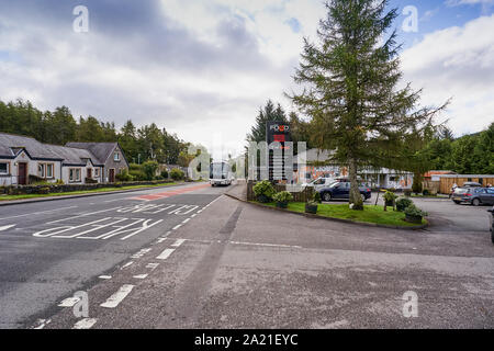 Il vero cibo Cafe, Tyndrum, Crianlarich Scozia mostra main street. Foto Stock