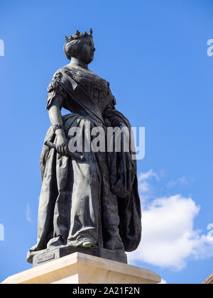 MADRID, Spagna-Settembre 22, 2019: Statua della Regina Isabel II di Spagna di fronte al Teatro Reale (teatro reale o Madrid Opera) a Plaza de Isabe Foto Stock