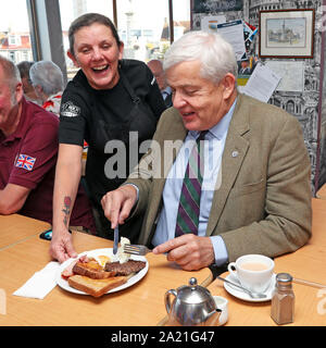 Saltcoats, Ayrshire, Regno Unito. Il 30 settembre 2019. MAURICE CORRY MSP (conservatore), con responsabilità per le forze armate e i veterani comunità, visitato Saltcoats veterani militari prima colazione Club e si è tenuta una riunione improvvisata su una tradizionale colazione scozzese, con i veterani di tutte le forze armate, discutendo la salute e il benessere del personale di servizio del governo e dei parlamenti regionali " responsabilità e quale ulteriore è stato fatto per il loro benessere. Credito: Findlay/Alamy Live News Foto Stock