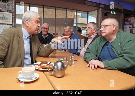 Saltcoats, Ayrshire, Regno Unito. Il 30 settembre 2019. MAURICE CORRY MSP (conservatore), con responsabilità per le forze armate e i veterani comunità, visitato Saltcoats veterani militari prima colazione Club e si è tenuta una riunione improvvisata su una tradizionale colazione scozzese, con i veterani di tutte le forze armate, discutendo la salute e il benessere del personale di servizio del governo e dei parlamenti regionali " responsabilità e quale ulteriore è stato fatto per il loro benessere. Credito: Findlay/Alamy Live News Foto Stock