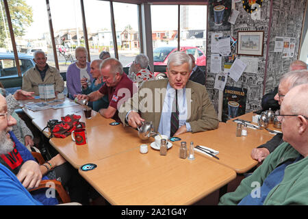 Saltcoats, Ayrshire, Regno Unito. Il 30 settembre 2019. MAURICE CORRY MSP (conservatore), con responsabilità per le forze armate e i veterani comunità, visitato Saltcoats veterani militari prima colazione Club e si è tenuta una riunione improvvisata su una tradizionale colazione scozzese, con i veterani di tutte le forze armate, discutendo la salute e il benessere del personale di servizio del governo e dei parlamenti regionali " responsabilità e quale ulteriore è stato fatto per il loro benessere. Credito: Findlay/Alamy Live News Foto Stock