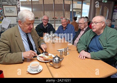 Saltcoats, Ayrshire, Regno Unito. Il 30 settembre 2019. MAURICE CORRY MSP (conservatore), con responsabilità per le forze armate e i veterani comunità, visitato Saltcoats veterani militari prima colazione Club e si è tenuta una riunione improvvisata su una tradizionale colazione scozzese, con i veterani di tutte le forze armate, discutendo la salute e il benessere del personale di servizio del governo e dei parlamenti regionali " responsabilità e quale ulteriore è stato fatto per il loro benessere. Credito: Findlay/Alamy Live News Foto Stock