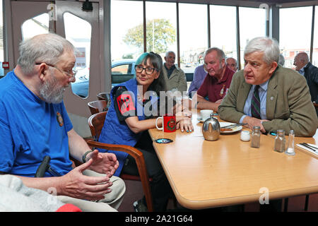 Saltcoats, Ayrshire, Regno Unito. Il 30 settembre 2019. MAURICE CORRY MSP (conservatore), con responsabilità per le forze armate e i veterani comunità, visitato Saltcoats veterani militari prima colazione Club e si è tenuta una riunione improvvisata su una tradizionale colazione scozzese, con i veterani di tutte le forze armate, discutendo la salute e il benessere del personale di servizio del governo e dei parlamenti regionali " responsabilità e quale ulteriore è stato fatto per il loro benessere. Credito: Findlay/Alamy Live News Foto Stock