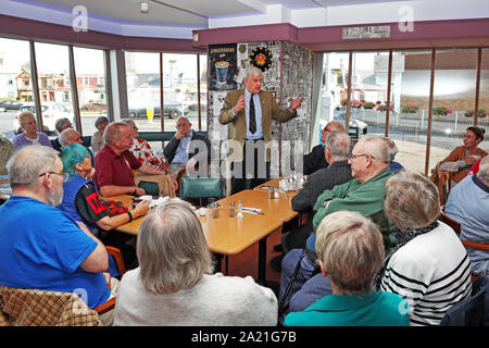 Saltcoats, Ayrshire, Regno Unito. Il 30 settembre 2019. MAURICE CORRY MSP (conservatore), con responsabilità per le forze armate e i veterani comunità, visitato Saltcoats veterani militari prima colazione Club e si è tenuta una riunione improvvisata su una tradizionale colazione scozzese, con i veterani di tutte le forze armate, discutendo la salute e il benessere del personale di servizio del governo e dei parlamenti regionali " responsabilità e quale ulteriore è stato fatto per il loro benessere. Credito: Findlay/Alamy Live News Foto Stock