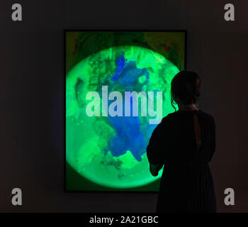 Gallery 8, Londra, Regno Unito. Il 30 settembre 2019. Mostra retrospettiva dell'acclamato artista di origine russa GeorgII Uvs apre fino a 12 Ottobre. Intitolato "Su Khaos e bellezza" e curata da Eva McGaw & Tatiana Palinkasev, sono esposte 22 opere spanning 2005-2018, dal suo Mosca, Maltese e periodi DEL REGNO UNITO. Alcune delle opere vengono visualizzati sotto luce UV. Immagine: Arcangelo 2005-2009 UV. Olio su tela illuminato da luce U.V. sorgente. Credito: Malcolm Park/Alamy Live News. Foto Stock