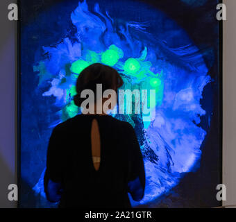 Gallery 8, Londra, Regno Unito. Il 30 settembre 2019. Mostra retrospettiva dell'acclamato artista di origine russa GeorgII Uvs apre fino a 12 Ottobre. Intitolato "Su Khaos e bellezza" e curata da Eva McGaw & Tatiana Palinkasev, sono esposte 22 opere spanning 2005-2018, dal suo Mosca, Maltese e periodi DEL REGNO UNITO. Immagine: il suo tallone 2005-2009. Olio su tela illuminato da luce U.V. sorgente. Credito: Malcolm Park/Alamy Live News. Foto Stock