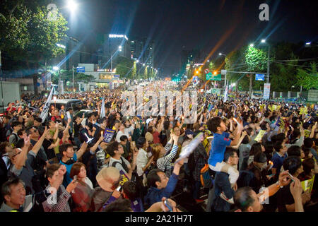 Protesta di perseguimento impegnative riforme, 28 Settembre 2019 : Le persone che frequentano un rally impegnativo riforma penale vicino la suprema Procuratori' ufficio a Seul, in Corea del Sud. Gli organizzatori del rally una stima del numero di partecipanti a come molti come 2 milioni di persone che hanno messo in scena una massiccia street fiaccolata per sostenere il Ministro della giustizia Cho Kuk e la richiesta di dimissioni del procuratore generale Yoon Seok-impossibili. I pubblici ministeri hanno investigato sulle accuse contro Cho la famiglia che sono state in gran parte sollevata dai partiti di opposizione e alcune notizie uscite. La gente al rally giurato di difendere una Cho Foto Stock