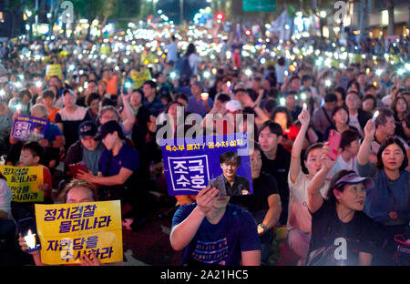 Protesta di perseguimento impegnative riforme, 28 Settembre 2019 : Le persone che frequentano un rally impegnativo riforma penale vicino la suprema Procuratori' ufficio a Seul, in Corea del Sud. Gli organizzatori del rally una stima del numero di partecipanti a come molti come 2 milioni di persone che hanno messo in scena una massiccia street fiaccolata per sostenere il Ministro della giustizia Cho Kuk e la richiesta di dimissioni del procuratore generale Yoon Seok-impossibili. I pubblici ministeri hanno investigato sulle accuse contro Cho la famiglia che sono state in gran parte sollevata dai partiti di opposizione e alcune notizie uscite. La gente al rally giurato di difendere una Cho Foto Stock