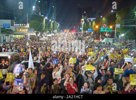 Protesta di perseguimento impegnative riforme, 28 Settembre 2019 : Le persone che frequentano un rally impegnativo riforma penale vicino la suprema Procuratori' ufficio a Seul, in Corea del Sud. Gli organizzatori del rally una stima del numero di partecipanti a come molti come 2 milioni di persone che hanno messo in scena una massiccia street fiaccolata per sostenere il Ministro della giustizia Cho Kuk e la richiesta di dimissioni del procuratore generale Yoon Seok-impossibili. I pubblici ministeri hanno investigato sulle accuse contro Cho la famiglia che sono state in gran parte sollevata dai partiti di opposizione e alcune notizie uscite. La gente al rally giurato di difendere una Cho Foto Stock