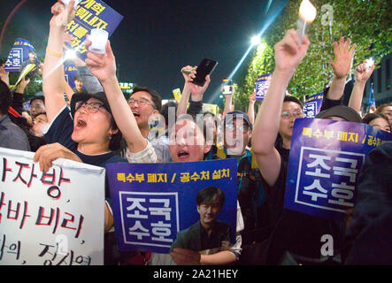 Protesta di perseguimento impegnative riforme, 28 Settembre 2019 : Le persone che frequentano un rally impegnativo riforma penale vicino la suprema Procuratori' ufficio a Seul, in Corea del Sud. Gli organizzatori del rally una stima del numero di partecipanti a come molti come 2 milioni di persone che hanno messo in scena una massiccia street fiaccolata per sostenere il Ministro della giustizia Cho Kuk e la richiesta di dimissioni del procuratore generale Yoon Seok-impossibili. I pubblici ministeri hanno investigato sulle accuse contro Cho la famiglia che sono state in gran parte sollevata dai partiti di opposizione e alcune notizie uscite. La gente al rally giurato di difendere una Cho Foto Stock