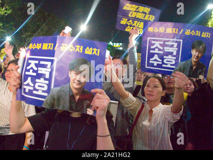 Protesta di perseguimento impegnative riforme, 28 Settembre 2019 : Le persone che frequentano un rally impegnativo riforma penale vicino la suprema Procuratori' ufficio a Seul, in Corea del Sud. Gli organizzatori del rally una stima del numero di partecipanti a come molti come 2 milioni di persone che hanno messo in scena una massiccia street fiaccolata per sostenere il Ministro della giustizia Cho Kuk e la richiesta di dimissioni del procuratore generale Yoon Seok-impossibili. I pubblici ministeri hanno investigato sulle accuse contro Cho la famiglia che sono state in gran parte sollevata dai partiti di opposizione e alcune notizie uscite. La gente al rally giurato di difendere una Cho Foto Stock